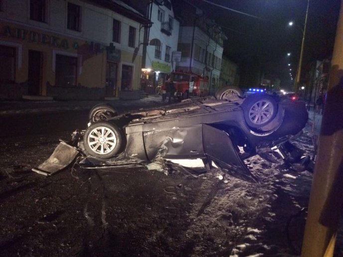З’явились фото карколомної новорічної ДТП в Ужгороді, у яку потрапила іномарка "BMW" – 03