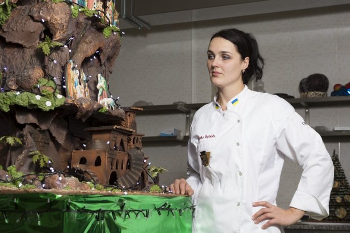 Кондитерський дім "Bondarenko" виготовив дві святкові скульптури: ялинку та Різдвяну гірку – 16