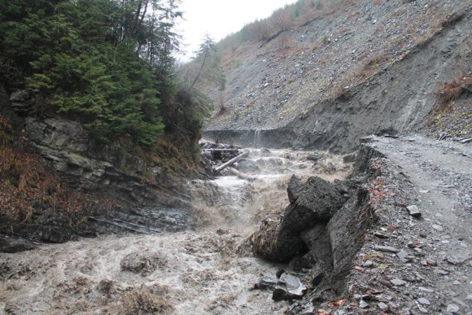На Рахівщині селевий потік змив дорогу на Драгобрат – 05