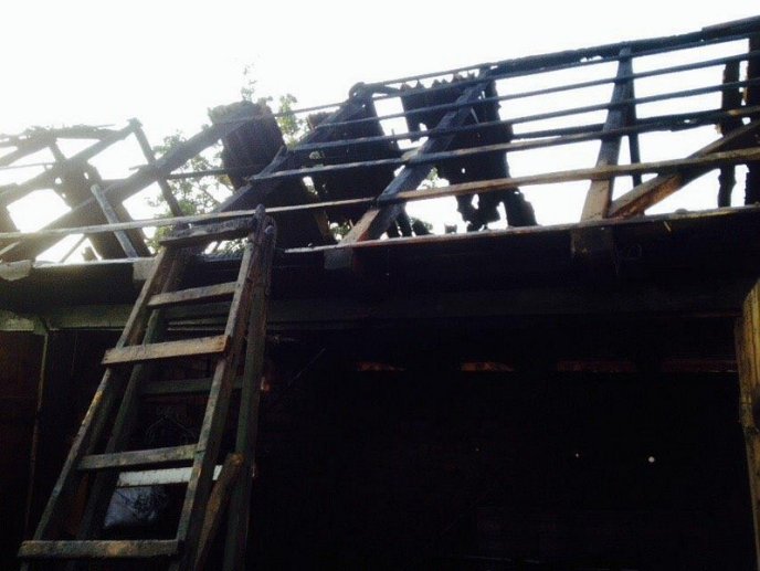 На Виноградівщині місцеві самотужки загасили палаючу будівлю – 01