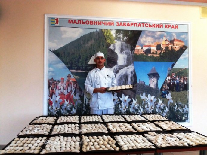 В Ужгороді гвардійці встановили власний рекорд, наліпивши 777 вареників – 01