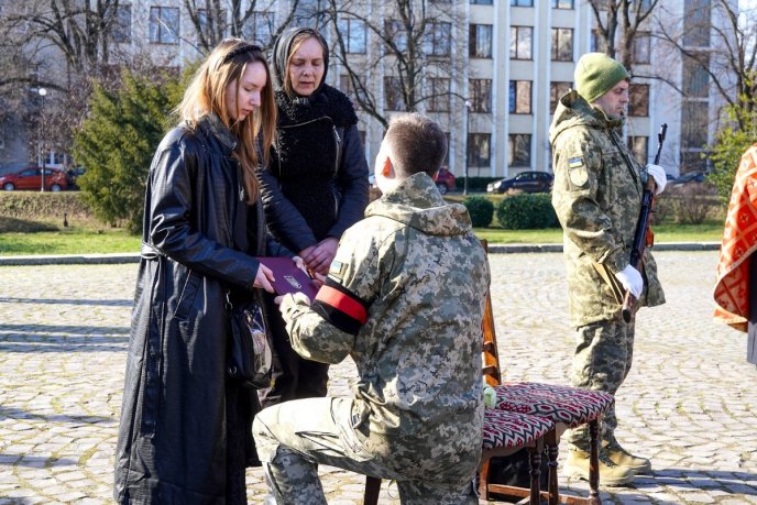 Із жовтня 2022 року перестав виходити на зв’язок: в області поховали Героя – 02