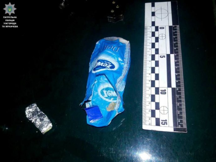 У Мукачеві затримали 19- та 20-річного юнаків із пістолетом та наркотиками – 03