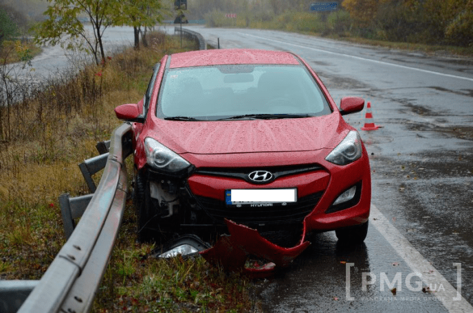Біля села Абранка "Хюндай" влетів у відбійник – 04