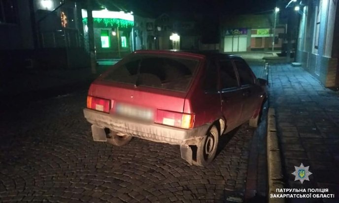 У Мукачеві нетверезий водій "наїхав" на дорожній знак – 04