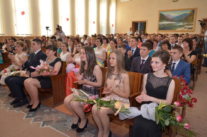 Найкращі випускники Мукачівщини отримали медалі з рук керівників району (ФОТО) – 02