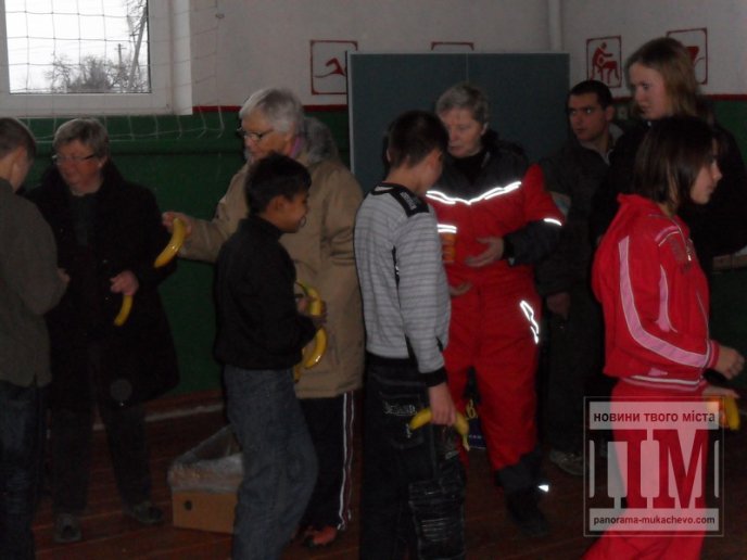 "Різдвяну радість" закарпатським дітям-сиротам дарують благодійники з Норвегії (ФОТО) – 09