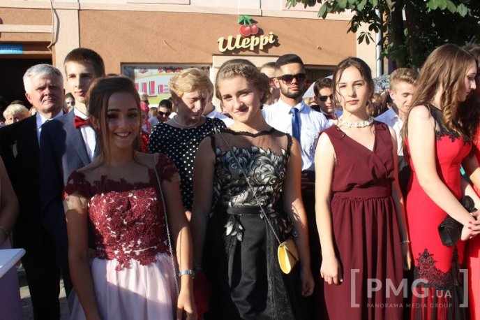 У Мукачеві нагородили випускників-медалістів – 04