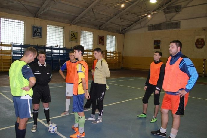 Патрульні поліцейські зійшлись у футбольному двобої із журналістами та громадськими активістами – 05