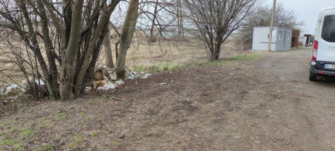 У Мукачеві будівельники залишили сміття на зеленій зоні – 04