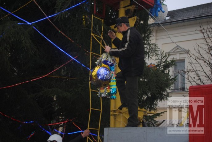У Мукачеві повним ходом прикрашають ялинку (ФОТО) – 03