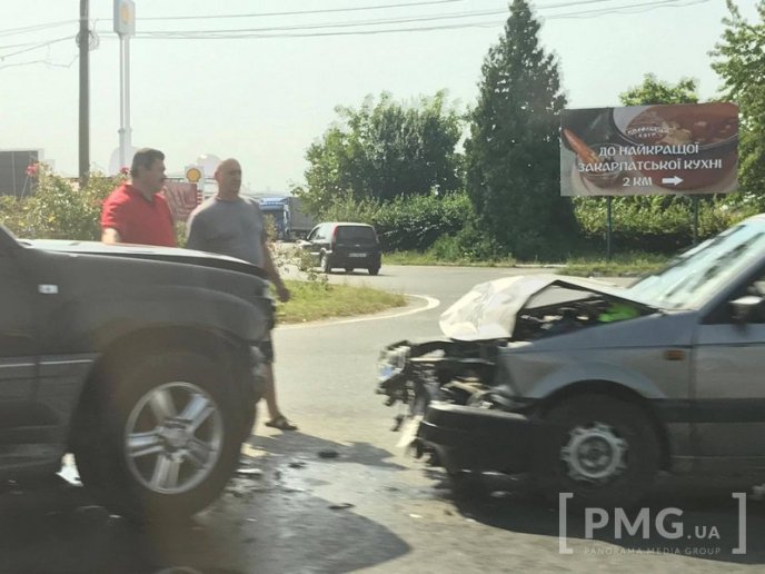 Біля поста ДАІ у Мукачеві сталась ДТП: зіткнулись два автомобілі – 02