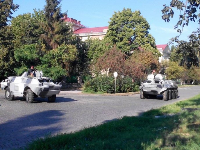 Біля обласного драмтеатру в Ужгороді БТРи: поліція готується до святкувань – 01
