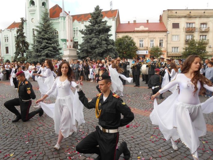 Майбутні військові вальсували на центральній площі міста (ФОТО) – 01