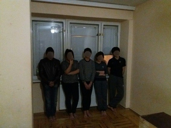 В Ужгороді у зйомній квартирі правоохоронці затримали 5-х нелегалів з В’єтнаму – 07