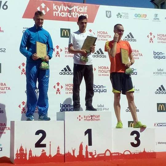 Мукачівець Сергій Расчупкін отримав відзнаку Київського напівмарафону – 06