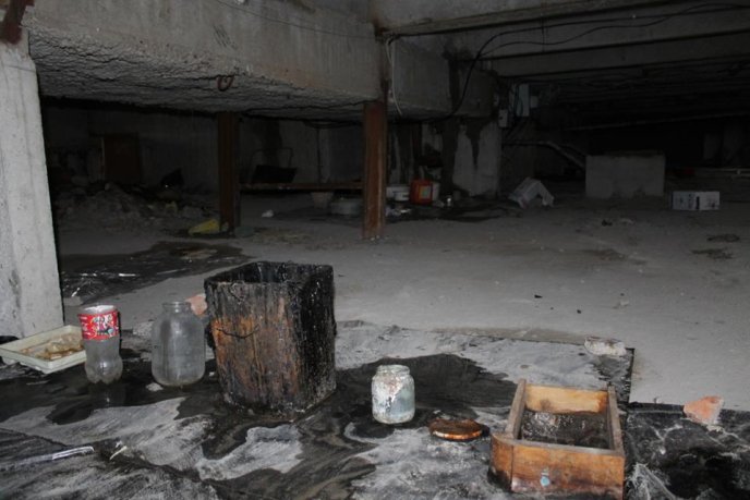 Мешканці мукачівської багатоповерхівки по вулиці Гойди кожну зливу зустрічають з тазиками та відрами (ФОТО)  – 04