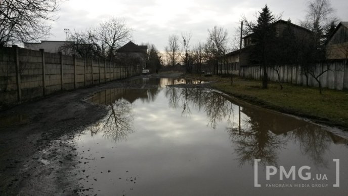 Вулиця в районі туристичної родзинки Мукачева жахає своїми ямами – 05 Вулиця в районі туристичної родзинки Мукачева жахає своїми ямами – 05