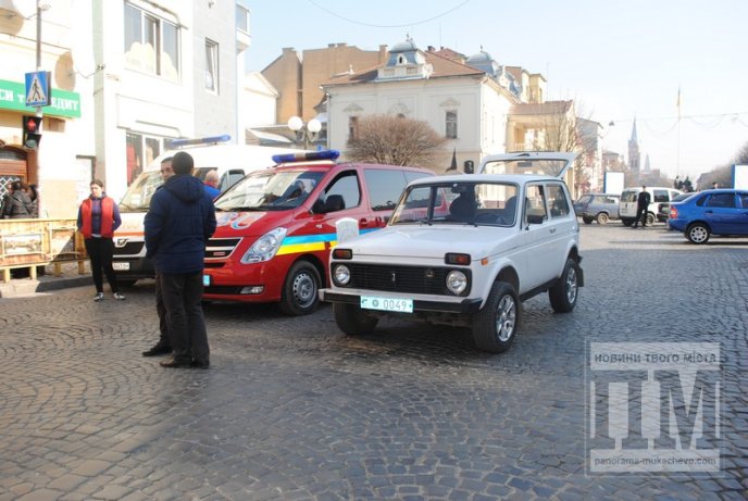 Підозріла "вибухова" сумка у центрі Мукачева виявилась пустою (ФОТО) – 01