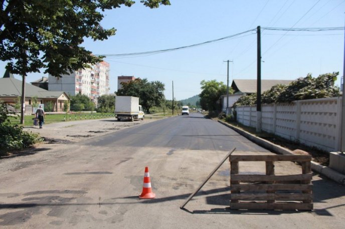 Проводиться асфальтування вулиці Свято-Михайлівська у Мукачеві – 02