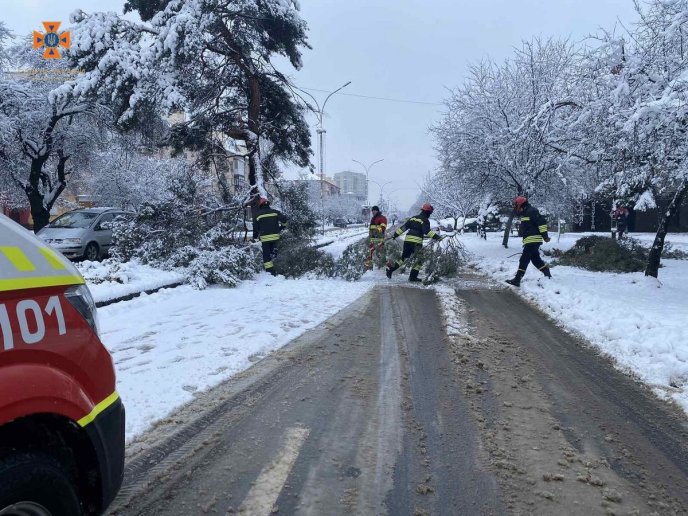 Рятувальники показали наслідки негоди в Ужгороді – 01