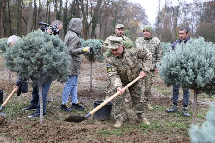Алею життя висадили в Ужгороді – 02