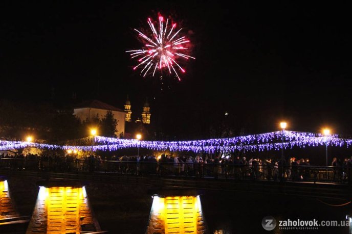 Ужгород зустрів Новий 2019 рік святковими феєрверками  – 08