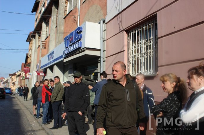 У центрі Мукачева люди вийшли на пікет: принесли шини і вимагають повернути вкрадені гроші – 02