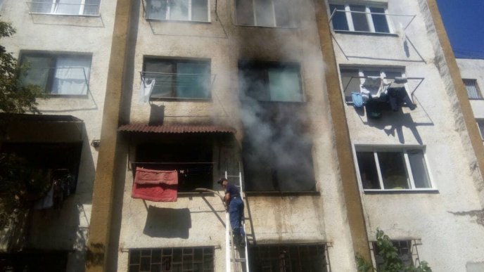 Горіла багатоповерхівка: рятувальники евакуювали людей – 01