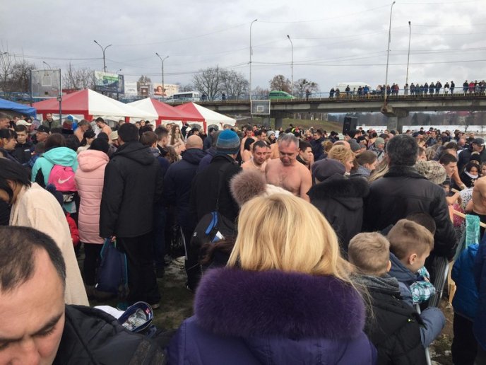 Як у Мукачеві воду освячували та занурювалися в Латорицю – 11