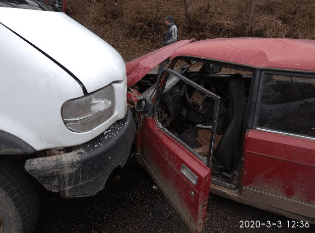 У Виноградівському районі зіткнулись легковик і мікроавтобус – 02 У Виноградівському районі зіткнулись легковик і мікроавтобус – 02