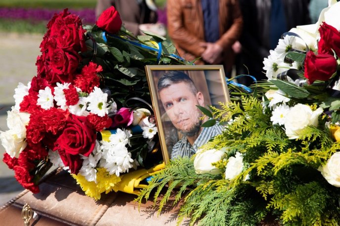 Назавжди залишиться у серцях: сьогодні закарпатці прощалися з 36-річним Героєм – 02 Назавжди залишиться у серцях: сьогодні закарпатці прощалися з 36-річним Героєм – 02