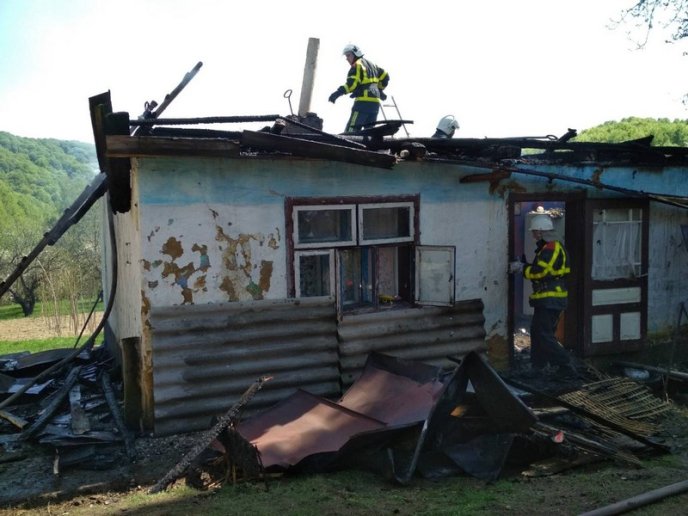 Чоловік згорів живцем у власній оселі: рятувальники розповіли подробиці – 01