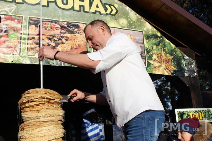 На "Варишській палачінті" у Мукачеві встановили найбільшу вежу з млинців на Закарпатті – 04