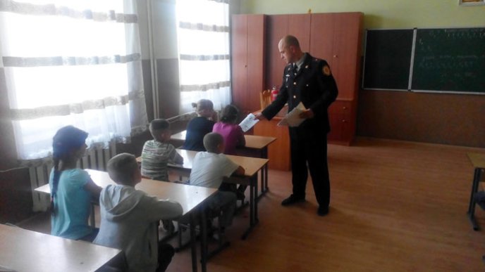 Тячівські рятувальники попереджали школярів Солотвина триматись подалі від карстових проваль – 02