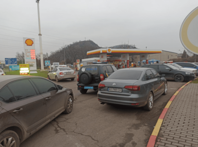 Перекриті в’їзди на АЗС, працюють поліцейські і рятувальники: місцеві ЗМІ повідомляють про спецоперацію у Мукачеві – 04 Перекриті в’їзди на АЗС, працюють поліцейські і рятувальники: місцеві ЗМІ повідомляють про спецоперацію у Мукачеві – 04