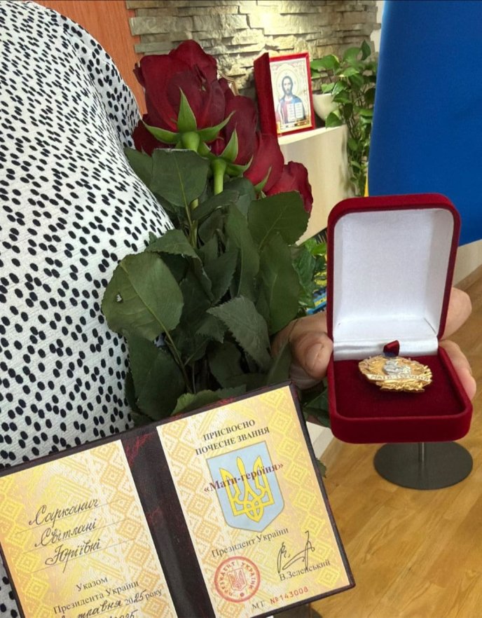 Світлана Сарканич відтепер – офіційно мати-героїня / фото: Хустська міська рада