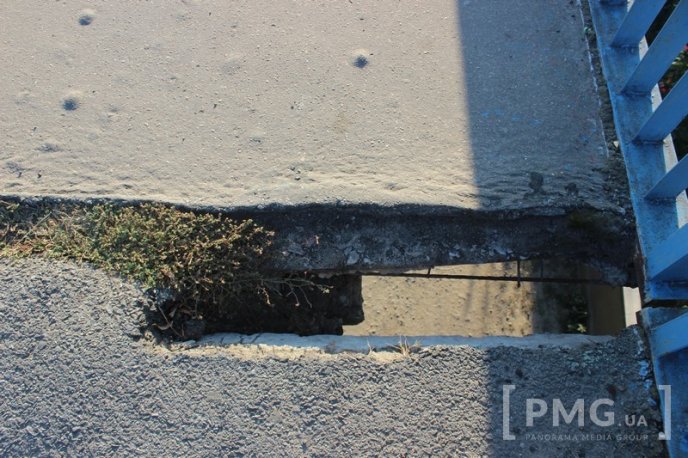 На мосту, що на вулиці Матросова у Мукачеві, утворилось небезпечне провалля – 06