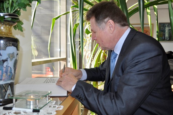 Керівники області вшанували біля стін угорського генконсульства пам’ять загиблих дітей у ДТП в Італії – 06