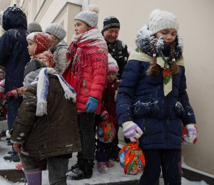 Хороводи, конкурси, подарунки: в Ужгороді відбувся святковий флешмоб "Колядуймо разом" – 07 Хороводи, конкурси, подарунки: в Ужгороді відбувся святковий флешмоб "Колядуймо разом" – 07