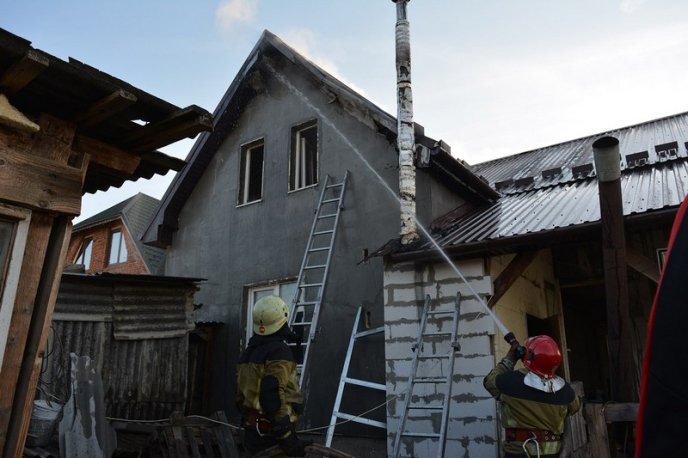 Загорівся будинок: вогонь гасили 10 рятувальників – 05