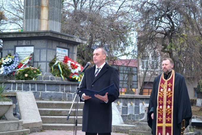 У пам’ять про Голодомор берегівчани склали зі свічок великий хрест (ФОТО) – 02 У пам’ять про Голодомор берегівчани склали зі свічок великий хрест (ФОТО) – 02