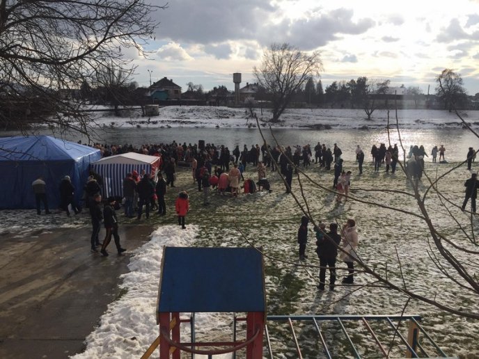 Як у Мукачеві воду освячували та занурювалися в Латорицю – 18