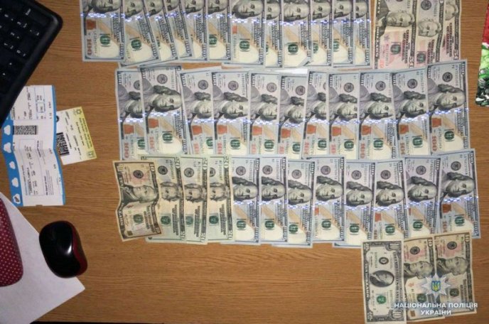 Три закарпатки вкрали у жінки три тисячі доларів – 01