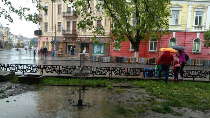 В Ужгороді відкачували воду на затопленій зливою площі Петефі – 06