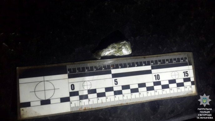 Нічним Ужгородом гуляли чоловіки з наркотиками у кишенях – 01