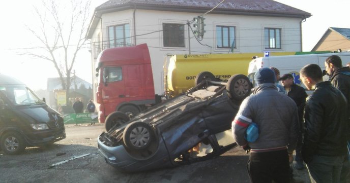 На Тячівщині сталась ДТП: "Daewoo Matiz" зіткнувся після зіткнення з мікроавтобусом "Mercedes" – 02