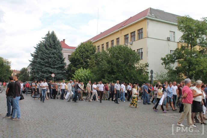 "Віктор Балога – зрадник Закарпаття", "Спасибі закарпатській міліції" – в Ужгороді пройшов мітинг поблизу УМВС та ОДА – 06