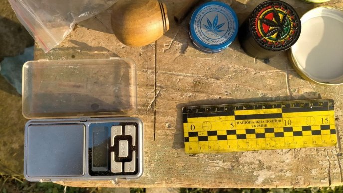 Поліція вилучила у чоловіка сховок із наркотичними речовинами – 02