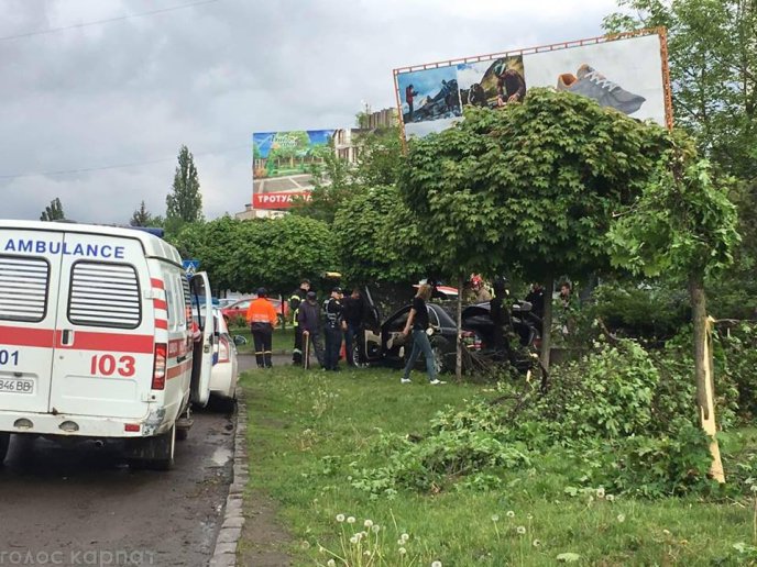 ДТП в Ужгороді: «Мерседес» зніс чотири дерева та влетів у бетонну опору – 03